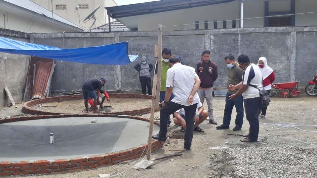 Peninjauan Lokasi Pembuatan Kolam Biofloks Oleh Kepala Bidang Budidaya di Jln. Sudirman Kota Gorontalo